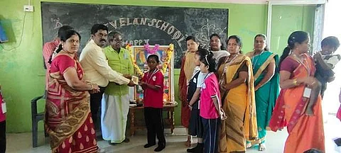 ஆண்டாள் அருளிய திருப்பாவை புத்தகம் பள்ளி மாணவர்களுக்கு வழங்கல்