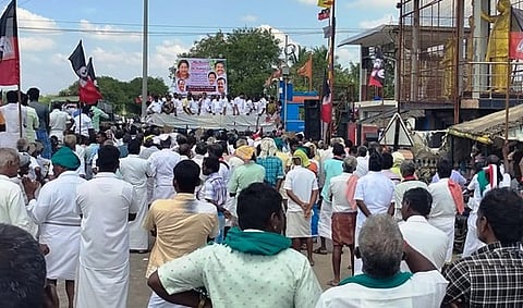 தா.பழூரில் ஆா்ப்பாட்டத்தில் ஈடுபட்ட அதிமுகவினா்.