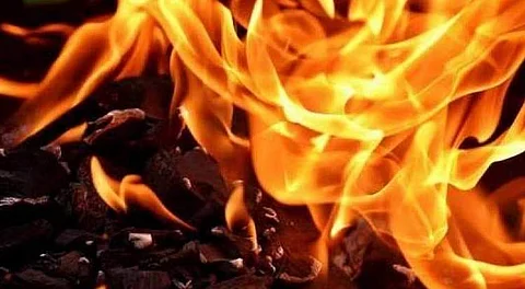 நள்ளிரவு வீட்டில் ஏற்பட்ட தீ விபத்து: 2 சிறுவர்கள் உள்பட 6 பேர் உடல் கருகி பலி