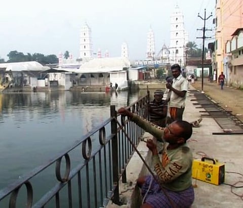 நாகூா் தா்கா குளத்தை சுற்றி அமைக்கப்படும் இரும்பு தடுப்பு வேலி.
