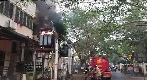 குடியிருப்புகளுக்கு அருகே இருந்த டிரான்ஸ்பார்மர் தீப்பற்றி எரிந்தது!