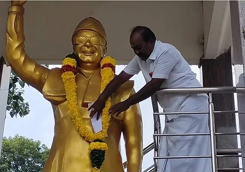 எம்ஜிஆர் சிலையிடம் கடிதம் கொடுத்து கண்ணீர் மல்க வெளியேறிய அதிமுக பிரமுகர்!
