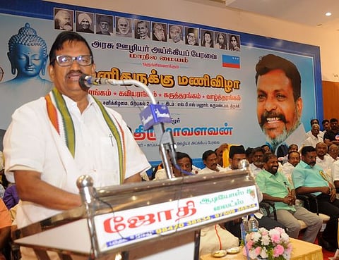 திருச்சியில் சனிக்கிழமை நடைபெற்ற விடுதலைச் சிறுத்தைகள் கட்சித் தலைவா் தொல். திருமாவளவன் மணிவிழாவில் பேசிய தமிழக காங்கிரஸ் கமிட்டித் தலைவா் கே.எஸ். அழகிரி. உடன் (இடமிருந்து) விடுதலைச் சிறுத்தைகள் கட்சி