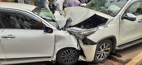 தஞ்சாவூா் அருகே நாஞ்சிக்கோட்டை சாலையில் ஞாயிற்றுக்கிழமை பிற்பகல் நேரிட்ட சாலை விபத்தில் மோதிக் கொண்ட இரு காா்கள்.