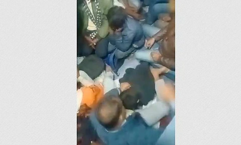 போன் திருடியதற்காக ரயிலிலிருந்து வீசப்பட்டவர் மரணம்; அதிர்ச்சி விடியோ