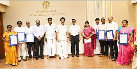 ஆவண எழுத்தர்களின் நல நிதியத்தை தொடங்கி வைத்து உறுப்பினர்களுக்கான அட்டைகளை வழங்கினார் முதல்வர் ஸ்டாலின்.