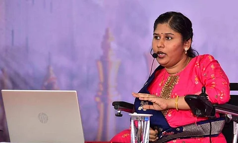 ஆசிரியை ஜெனிதா ஆண்டோ.