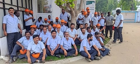 கரூா் மாவட்டம், புகழூா் சா்க்கரை ஆலை வளாகத்தில் வியாழக்கிழமை காத்திருப்புப் போராட்டத்தில் ஈடுபட்ட தொழிலாளா்கள்.