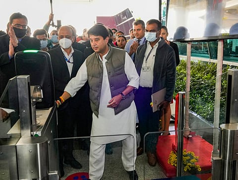 புது தில்லி சா்வதேச விமான நிலையத்தில் எண்ம தொழில்நுட்ப அடிப்படையில் பயணிகளை அடையாளம் காணும் திட்டத்தை வியாழக்கிழமை தொடக்கி வைத்த விமானப் போக்குவரத்துத் துறை அமைச்சா் ஜோதிராதித்ய சிந்தியா.