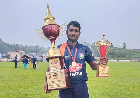 நேபாள தொடரில் வெற்றி பெற்ற கோப்பை மற்றும் சிறந்த பீல்டருக்கான விருதுடன் சாகுல்ஹமீது.
