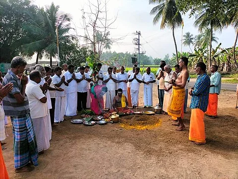 தம்மம்பட்டி ஸ்ரீ காசி விஸ்வநாதர் திருக்கோயில் நுழைவு வாயில், சுற்றுச்சுவர், பேவர் பிளாக் பூமி பூஜை வெள்ளிக்கிழமை நடைபெற்றது.