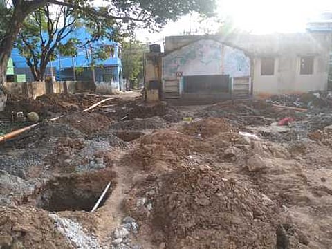 மதுரை விளாங்குடியில் மாநகராட்சி ஒப்பந்த விதிகளுக்கு புறம்பாக அமைக்கப்பட்டதால் அஸ்திவாரம் இடித்து அகற்றப்பட்டுள்ள இடம்.