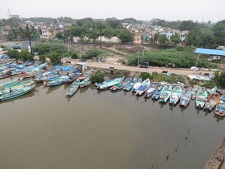 காற்றழுத்த தாழ்வு நிலை காரணமாக நாகை மாவட்டத்தில் மீனவா் இரண்டாவது நாளாக கடலுக்கு செல்லாததால் கரையோரங்களில் பாதுகாப்பாக நிறுத்தி வைக்கப்பட்டுள்ள படகுகள்.
