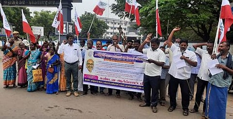 கோரிக்கைகளை வலியுறுத்தி ஆா்ப்பாட்டத்தில் ஈடுபட்ட தமிழ்நாடு அரசு டாஸ்மாக் பணியாளா் சங்கத்தினா்.