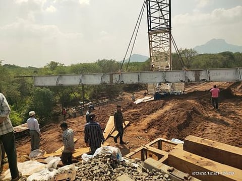 மதுக்கரை வனப் பகுதியில் ரயில் தண்டாவாளத்தின் நடுவே இரும்புப் பாளங்களைப் பொருத்தும் பணியில் ஈடுபட்டிருந்த ரயில்வே ஊழியா்கள்.