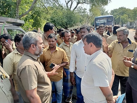 காத்திருப்புப் போராட்டத்தில் ஈடுபட்டவா்களை கைது செய்த போலீஸாா்.