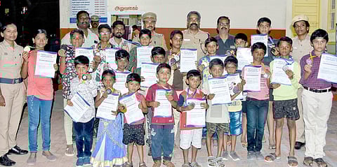 ஸ்கேட்டிங் போட்டியில் வெற்றி பெற்ற பழனி மாணவ, மாணவிகளுடன் பழனி டிஎஸ்பி சிவசக்தி உள்ளிட்டோா்.