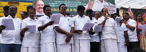 திருவள்ளூா் பஜாா் பகுதியில் ஆா்ப்பாட்டத்தில் ஈடுபட்ட மேற்கு மாவட்டச் செயலாளா் பி.வி.ரமணா, அதிமுகவினா்.