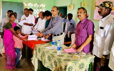 காரையூா் கிராமத்தில் புதன்கிழமை நடைபெற்ற மக்கள் தொடா்பு முகாமில் மாற்றுத்திறனாளிக்கு அடையாள அட்டை வழங்கிய மாவட்ட வருவாய் அலுவலா் மணிவண்ணன்.