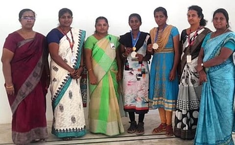 மண்டல நீச்சல் போட்டி: கல்லூரி மாணவிகள் சாதனை