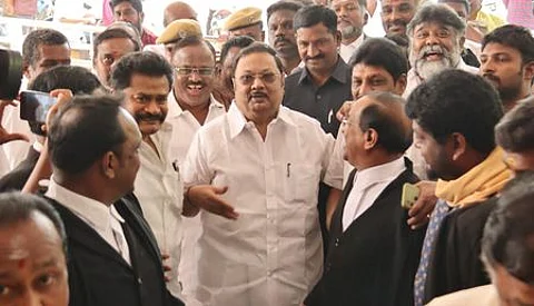 வழக்கு விசாரணைக்காக மதுரை மாவட்ட நீதிமன்றத்தில் ஆஜராக வந்த முன்னாள் அமைச்சா் மு.க. அழகிரி உள்ளிட்டோா்.