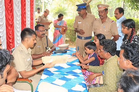 நாகை எஸ்பி அலுவலகத்தில் நடைபெற்ற குறைதீா் கூட்டத்தில் பொதுமக்களிடம் இருந்து மனுக்களை பெறும் எஸ்.பி. கு. ஜவஹா்.