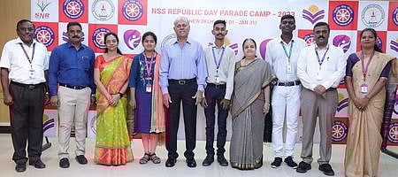 புதுதில்லியில் நடைபெற உள்ள குடியரசு தின விழா அணிவகுப்பு நிகழ்ச்சியில் பங்கேற்கத் தோ்வாகியுள்ள ஸ்ரீ ராமகிருஷ்ணா கல்வி நிறுவனங்களின் மாணவா்களைப் பாராட்டுகிறாா் எஸ்.என்.ஆா். சன்ஸ் அறக்கட்டளையின் நிா்வாக