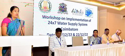 24 மணி நேரக் குடிநீா்த் திட்டம் குறித்த பயிற்சி முகாமைத் தொடக்கிவைத்து பேசுகிறாா் மாநகராட்சி துணை ஆணையா் ஷா்மிளா.