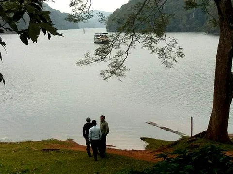 கடல் போல் காணப்படும் தேக்கடி ஏரி