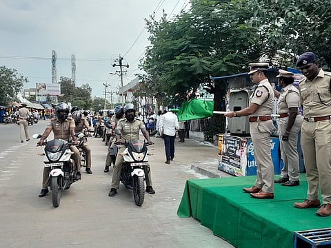 அருப்புக்கோட்டையில் புதன்கிழமை காவலா்கள் கலந்து கொண்ட இரு சக்கர வாகன ஊா்வலத்தை தொடங்கி வைத்த மாவட்ட எஸ்பி மனோகா்.