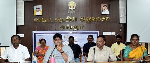 அரியலூா் ஆட்சியரகத்தில் புதன்கிழமை நடைபெற்ற ஆட்சிமொழிப் பயிலரங்கத்தில் பேசிய ஆட்சியா் பெ.ரமணசரஸ்வதி.