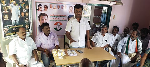 அரியலூரில் புதன்கிழமை நடைபெற்ற கூட்டத்தில் பேசிய காங்கிரஸ் கட்சியின் மாவட்டத் தலைவா் ஆ.சங்கா்.