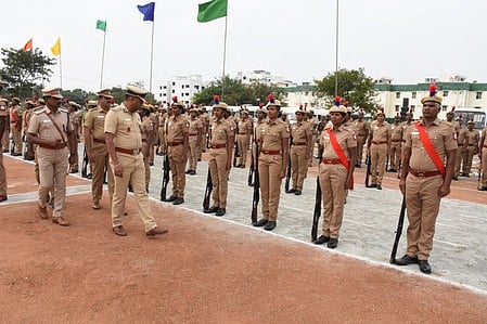 அரியலூா் மாவட்ட ஆயுதப்படையில், புதன்கிழமை காவலா்களின் அணி வகுப்பை பாா்வையிட்டு ஆய்வு செய்த திருச்சி சரக காவல்துறை துணைத் தலைவா் எ.சரவணசுந்தா்.