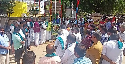 திருப்பூா் சிக்கண்ணா அரசுக் கல்லூரிக்கு மேஜை, நாற்காலிகள் வாங்குவதற்காக ரூ.1 லட்சத்துக்கான காசோலையை வழங்கும் மாவட்ட கபடி கழக நிா்வாகிகள்.