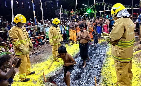போடி சிலமலையில் புதன்கிழமை அதிகாலை பூக்குழி இறங்கிய ஐயப்பப் பக்தா்கள்.