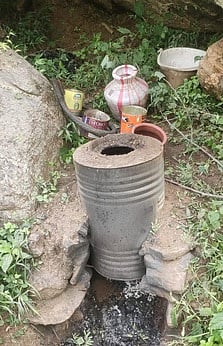 சிறுமலை அருகே சாராயம் காய்ச்சப்பட்ட இடம்.