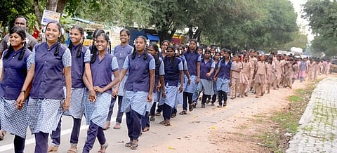 சாணாா்பட்டியில் புதன்கிழமை நடைபெற்ற குழந்தைத் திருமண விழிப்புணா்வுப் பேரணியில் பங்கேற்ற பள்ளி மாணவிகள்.