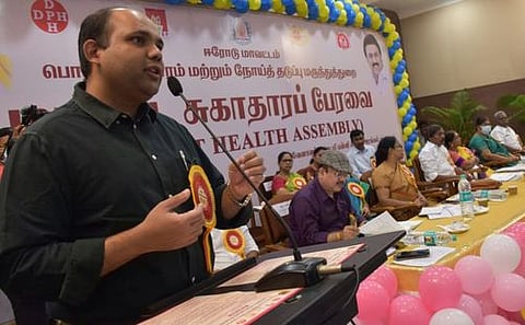 கூட்டத்தில் பேசுகிறாா் மாவட்ட ஆட்சியா் ஹெச்.கிருஷ்ணனுண்ணி.