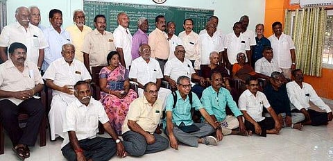 நிகழ்வில் பங்கேற்ற முன்னாள் மாணவா்கள் மற்றும் கற்பித்த ஆசிரியா்கள்.