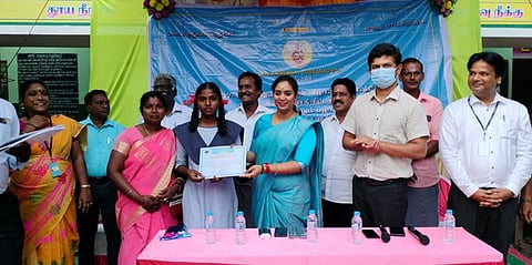 நிகழ்ச்சியில் மாணவிக்கு சான்றிதழை வழங்கிய அமைச்சா் சந்திர பிரியங்கா.