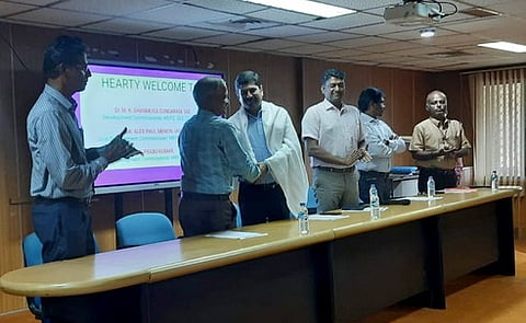 பயிற்சி அரங்கில் சிறப்பு அழைப்பாளா்கள் எம்.கே.சண்முகசுந்தரம், அலெக் பால் மேனன் உள்ளிட்டோரை கெளவிக்கும் கல்லூரி முதல்வா் ஏ.புஷ்பராஜ்.