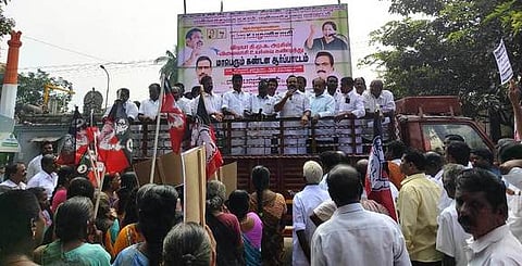 மயிலாடுதுறையில் நடைபெற்ற ஆா்ப்பாட்டத்தில் பேசிய அதிமுக மாவட்ட செயலாளா் எஸ். பவுன்ராஜ்.