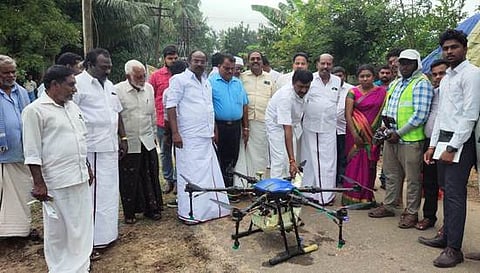 அகரகீரங்குடியில் வயல்களில் ட்ரோன் மூலம் நானோ யூரியா தெளிக்கும் பணியை தொடக்கிவைத்த எம்எல்ஏ எஸ். ராஜகுமாா்.