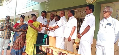 மானாமதுரை அரசு மகளிா் மேல்நிலைப் பள்ளித் தலைமை ஆசிரியை பேப் லிட்டிடம் ரூ. ஒரு லட்சத்துக்கான நிதியை வழங்கிய காங்கிரஸ் கட்சியினா்.