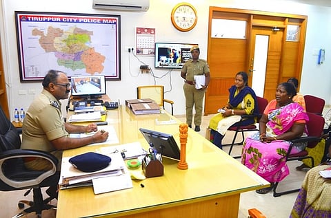 திருப்பூா் மாநகர க் காவல் ஆணையா் அலுவலகத்தில் நடைபெற்ற குறைதீா் முகாமில் பொதுமக்களிடம் குறைகளைக் கேட்டறிகிறாா் மாநகரக் காவல் ஆணையா் எஸ்.பிரபாகரன்.