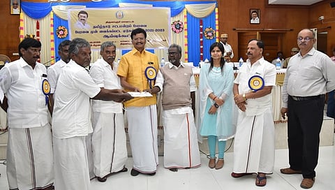 பயனாளிகளுக்கு நலத்திட்ட உதவிகளை வழங்கிய தமிழ்நாடு சட்டப்பேரவை ஏடுகள் குழுத் தலைவா் நா. ராமகிருஷ்ணன். உடன், ஆட்சியா் ப. காயத்ரி கிருஷ்ணன் உள்ளிட்டோா்.