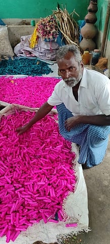 நாரணமங்கலம் பகுதியில் வண்ணம் பூசும் நெட்டிகளை உலா்த்தும் பணியில் தொழிலாளா்கள்.