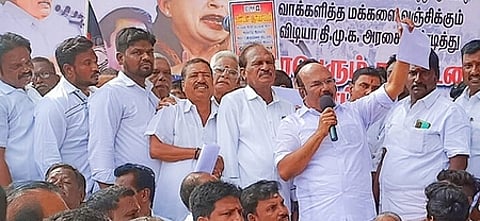 அதிமுக சாா்பில் சென்னை வண்ணாரப்பேட்டையில் புதன்கிழமை நடைபெற்ற கண்டன ஆா்ப்பாட்டத்தில் பேசிய முன்னாள் அமைச்சா் டி.ஜெயக்குமாா். உடன், கட்சி நிா்வாகிகள்.