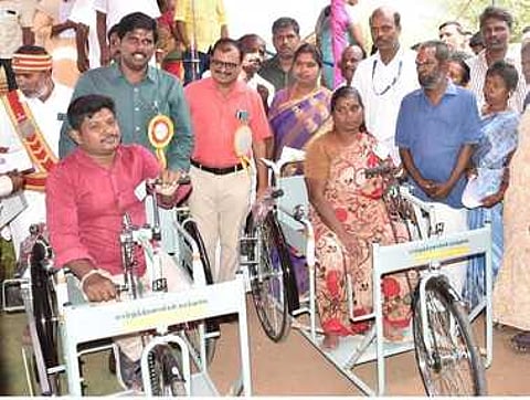திருவெள்ளறையில் புதன்கிழமை நடைபெற்ற விழாவில் மாற்றுத்திறனாளிகளுக்கு மூன்று சக்கர சைக்கிள் வழங்கிய மாவட்ட ஆட்சியா் மா. பிரதீப்குமாா்.