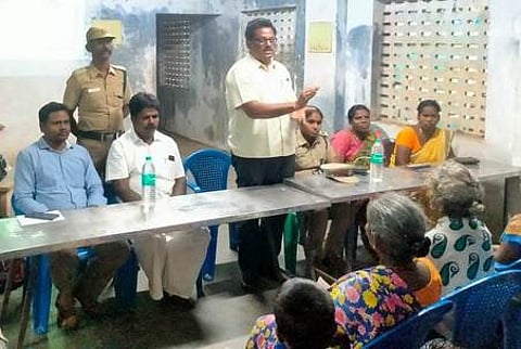 விழிப்புணா்வுக் கூட்டத்தில் பேசிய உதவி வனப் பாதுகாப்பு அலுவலா் பாலசுப்பிரமணியம்.